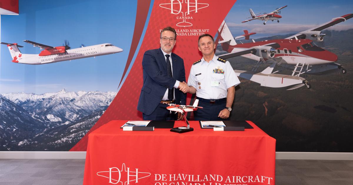 De Havilland Canada CEO Brian Chafe (left) and Satena president  Óscar Zuluaga Castaño (right)