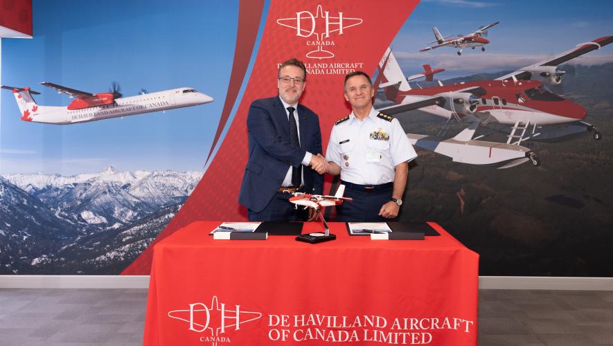 De Havilland Canada CEO Brian Chafe (left) and Satena president  Óscar Zuluaga Castaño (right)