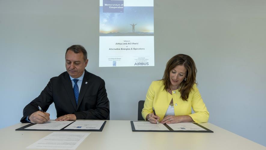 Luis Felipe de Oliveira, ACI World director general & CEO, and Airbus chief sustainability officer Julie Kitcher, sign aviation sustainability agreement