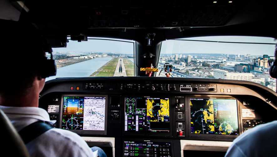 Embraer Legacy 500 cockpit approaching London City Airport